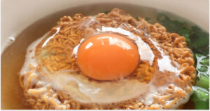 卵をのせたチキンラーメンのシンプルなイメージ