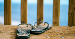 旅の必需品である黒のイパネマのビーチサンダル。温かい国へのバックパッカー旅を象徴するミニマルな足元。