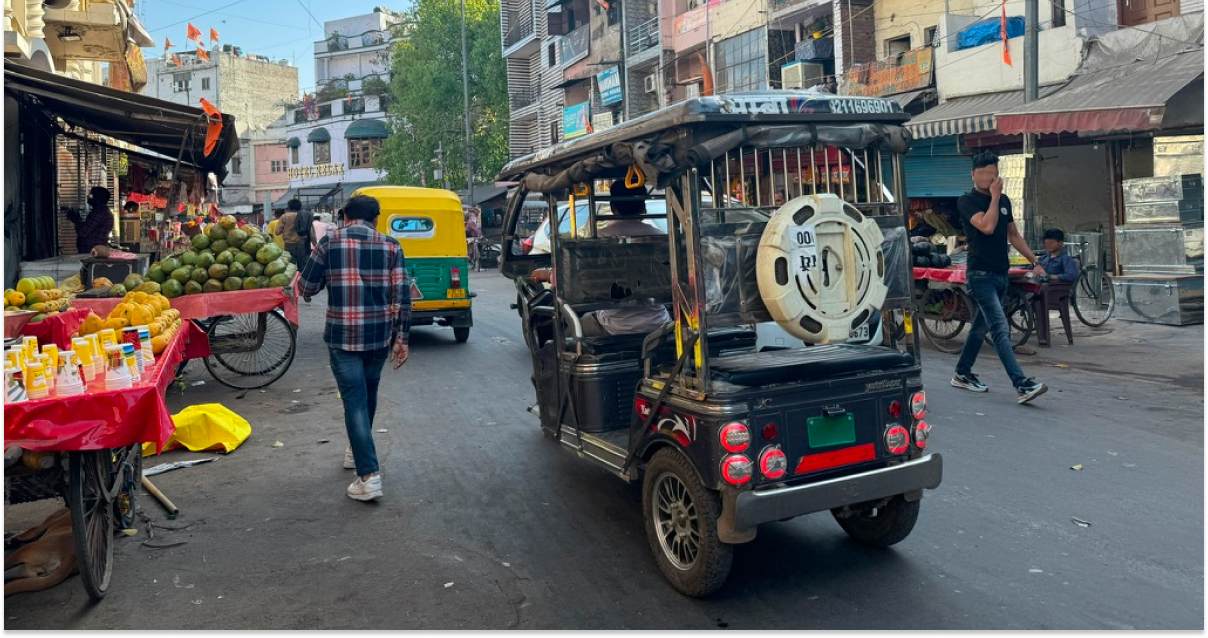 インドの路上でオートリキシャと屋台が並ぶ風景。バックパッカーの旅の記憶。